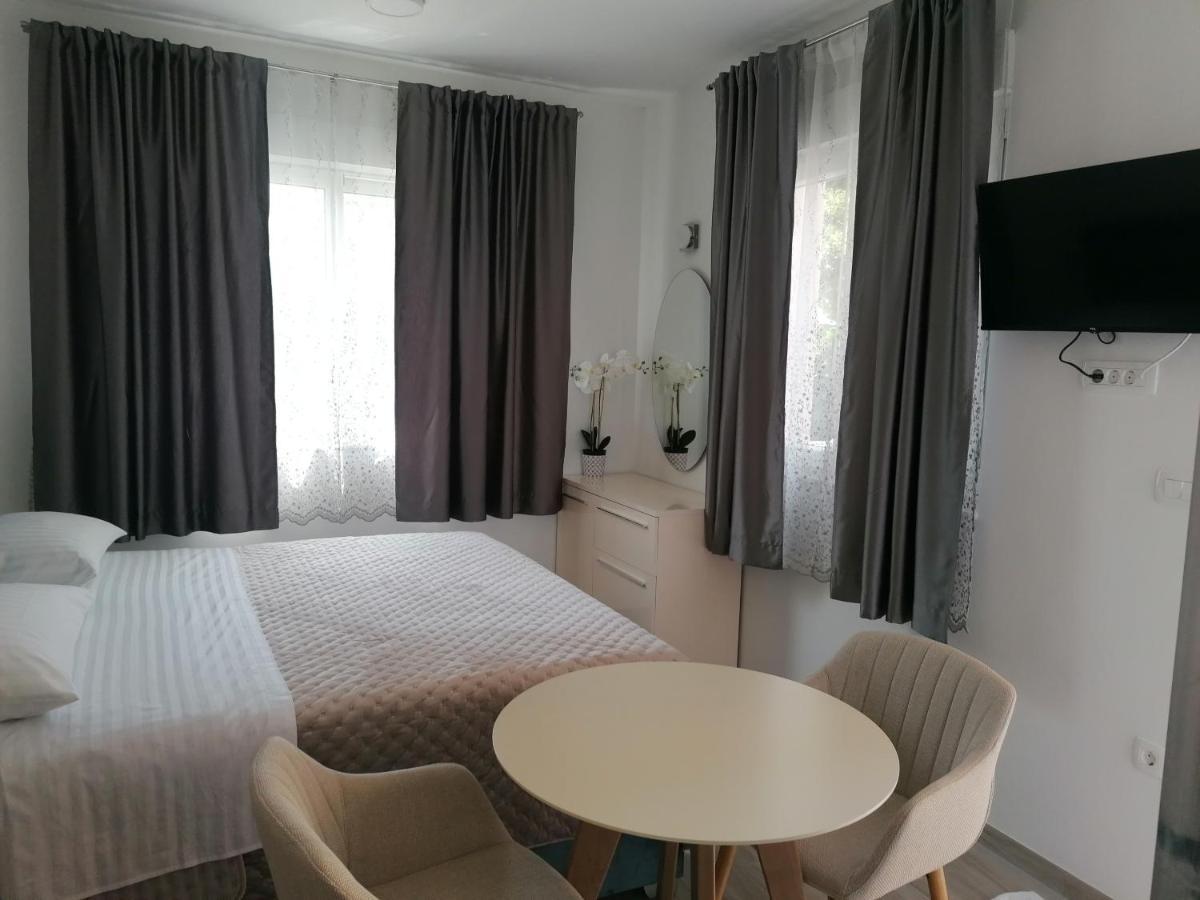 Apartments And Rooms Tomas ポドストラナ エクステリア 写真